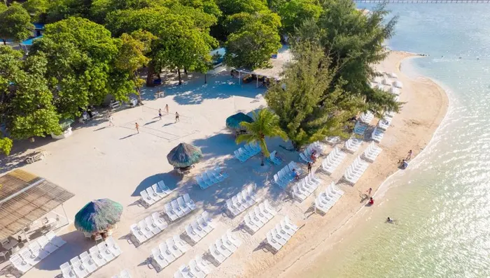 Sol & Mar Beach Club: All-Inclusive with Open Bar shore excursion in Roatán, Honduras